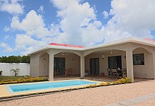 Single storey villa with pool for rent 